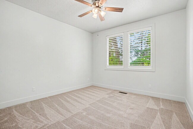 Building Photo - 6120 N Hacienda Ave