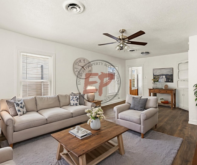 Building Photo - 2712 Lyle Ave