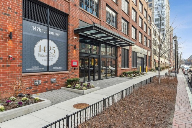Building Photo - 1425 Hudson St