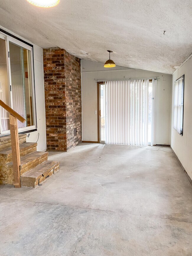 Building Photo - 2833 S Claremont Ave