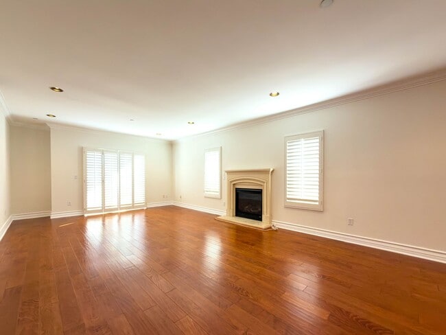 Building Photo - Spacious 3BR Condo with Luxury Finishes in Brentwood!