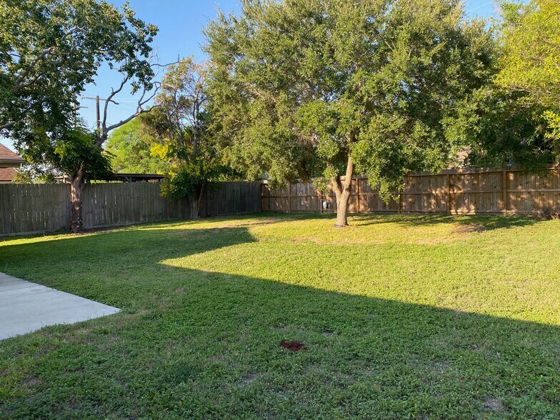 Building Photo - 857 Belmeade Dr