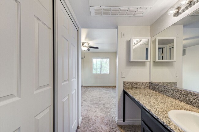 Building Photo - Charming 2 Bed 2 Bath!