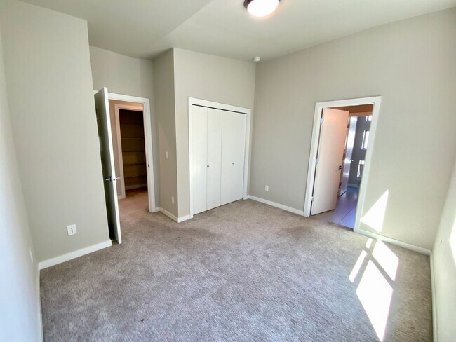 Building Photo - Stunning Home with Great Views