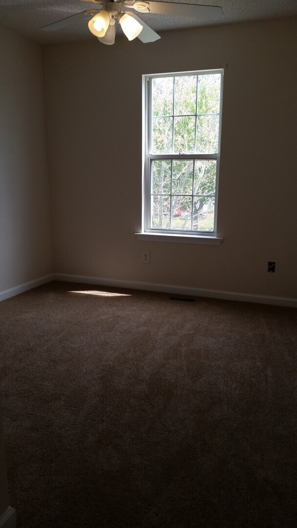 Building Photo - MOVE IN TODAY!  Large 4 bed 2 bath with bo...