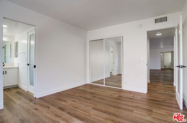 Building Photo - 435 N Oakhurst Dr