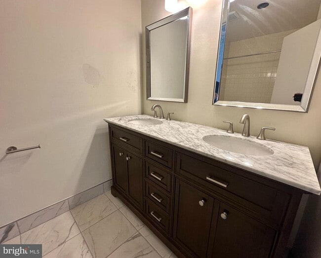 Building Photo - 560 Foxwood Ln