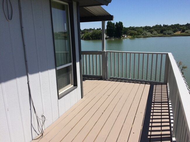 Building Photo - Lakefront Duplex!