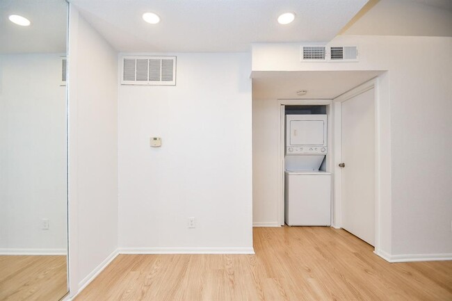 Building Photo - 11201 Lynbrook Dr