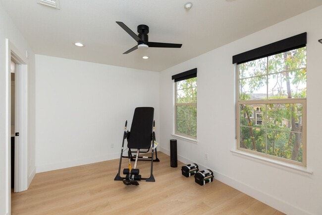 Building Photo - 3 Bedroom Townhome in the Escala Community of Mission Valley