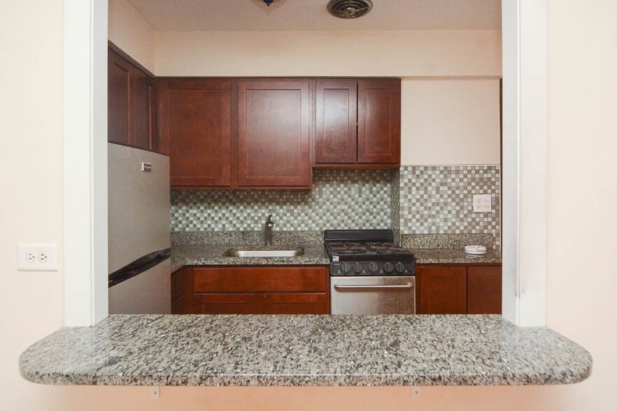 Building Photo - 675 W Wrightwood Ave