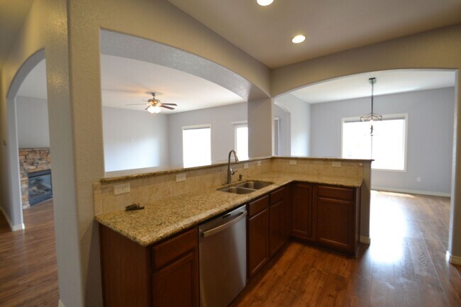 Building Photo - 5 Bed 3.5 Bath 3 Car Garage with AC