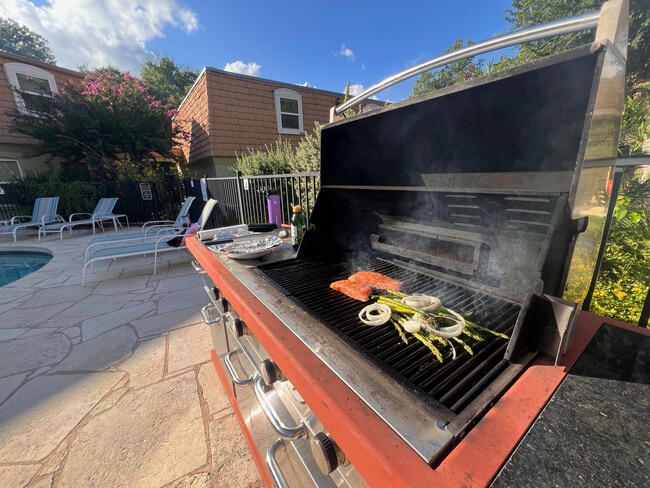 Building Photo - 1500 East Side Dr