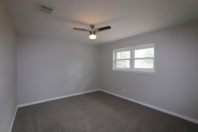 Building Photo - 511 Rosewood Dr