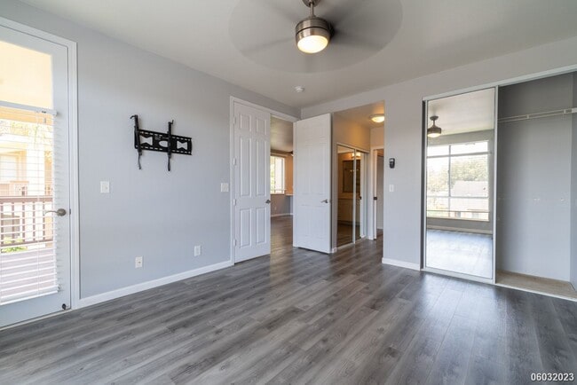 Building Photo - Spacious, Clean, Renovated 2BR/2BA/2Pkg in...