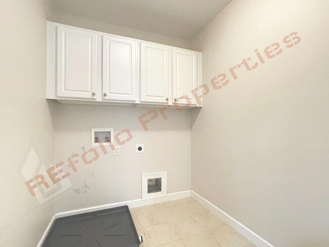 Building Photo - Lovely 5 Bedroom 4 Bathroom Single Family ...