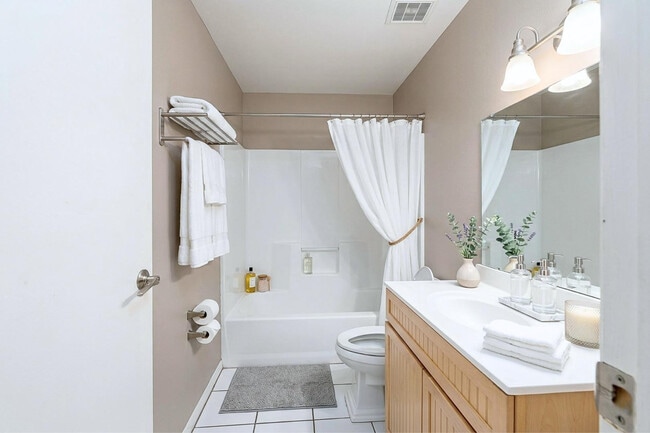 Building Photo - 452 E 9th Ave