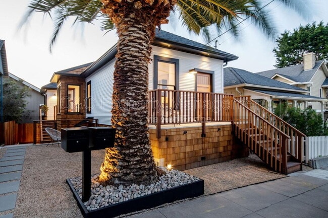 Building Photo - 318 18th St