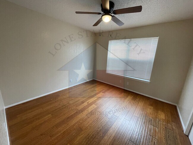 Building Photo - 1303 August Dr