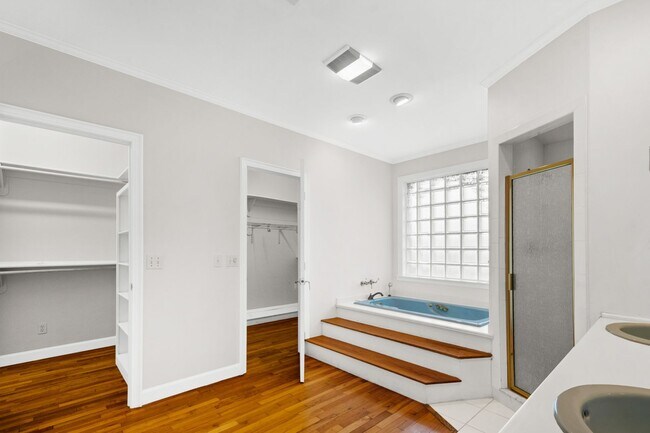 Building Photo - Winter Park Pool Home on half acre lot, st...