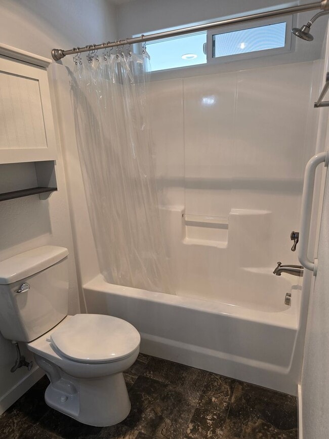 Building Photo - 3 bed 2 bath Home for Rent in Grants Pass