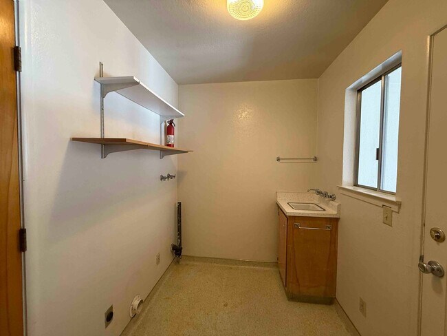 Building Photo - Great River Park 2 Bedroom
