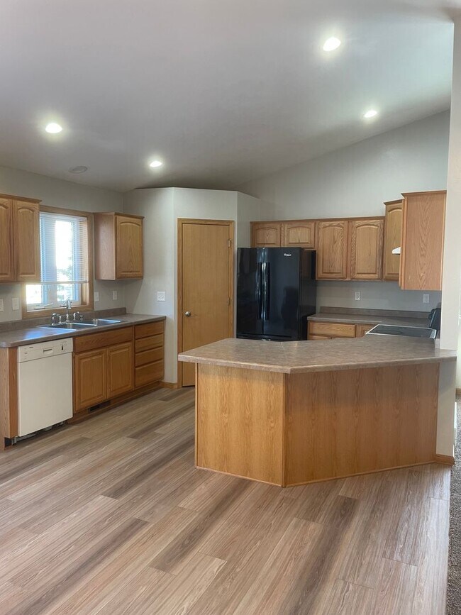 Building Photo - 2930 W Glenpark Dr