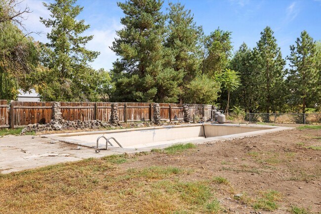 Building Photo - Beautiful 3-Bedroom, 3-Bath Home with a Huge Yard and Ample Parking