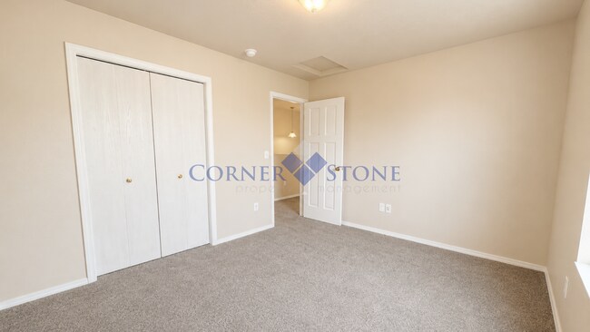 Building Photo - Large 4 Bedroom Home with Bonus Room!
