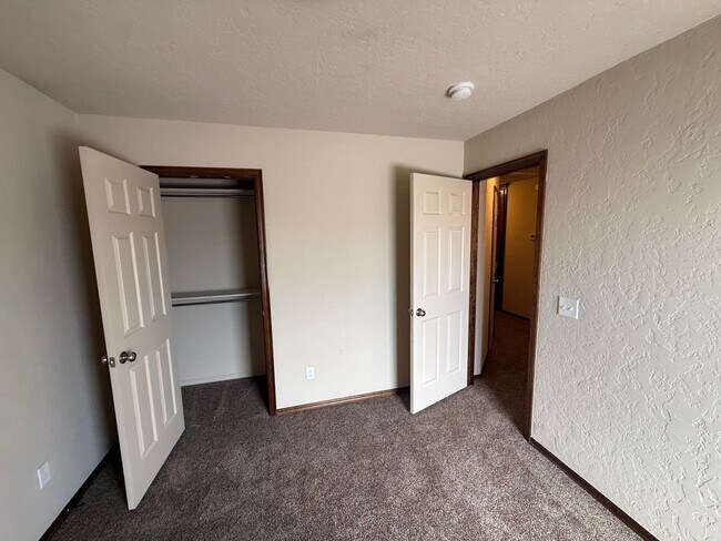 Building Photo - 3 bed duplex. New carpet, great kitchen Island and a fenced backyard in Moore schools!