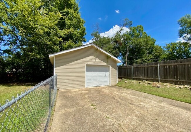 Building Photo - Great 3 Bedroom 2 Bath Home in South Highl...