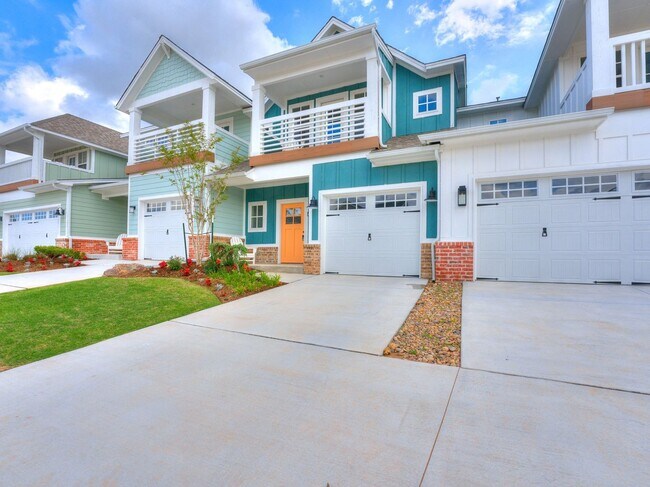 Building Photo - Luxury, Zero Maintenance Living in Edmond!