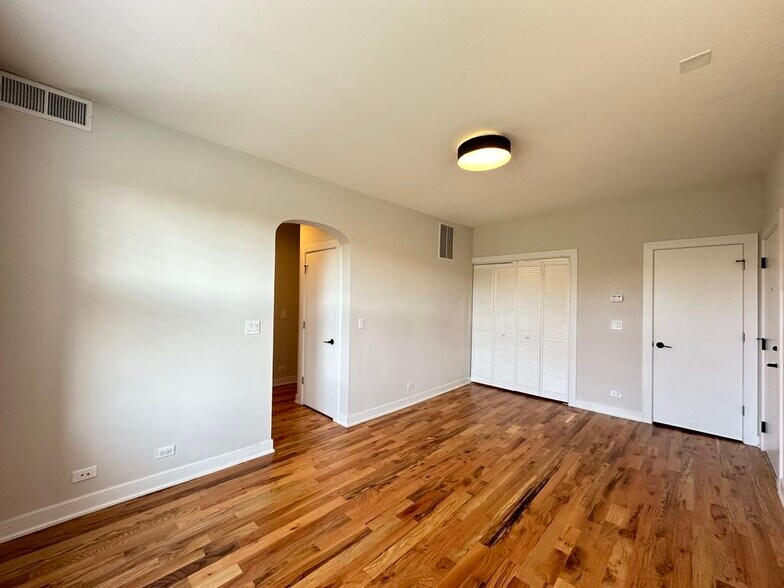Building Photo - 659 W Wrightwood Ave