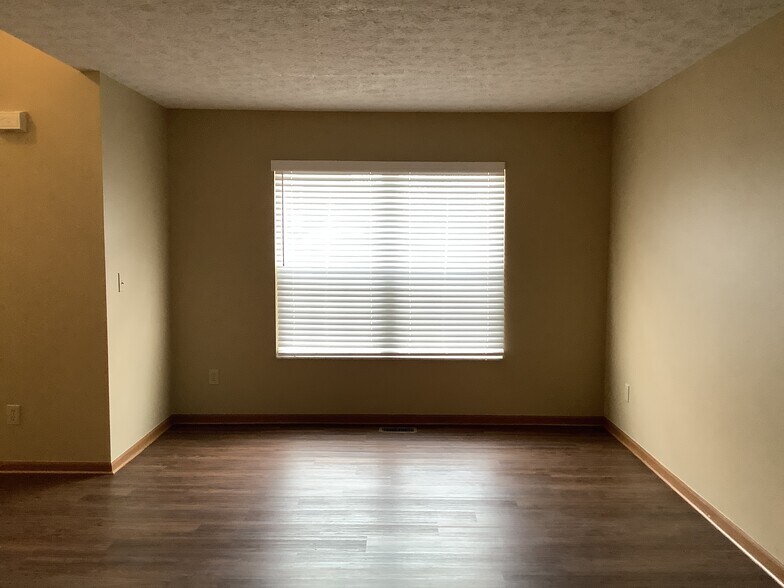 Building Photo - 452 Crestmoore Dr