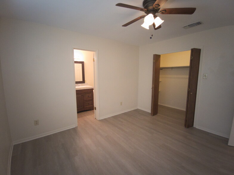 Building Photo - 327 Briarwood Dr