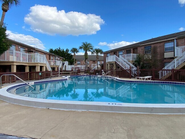 Building Photo - 412 Banyon Tree Cir