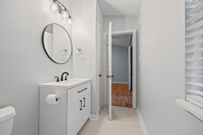 Building Photo - This beautifully maintained 2-bedroom, 2-bath 3rd Floor unit in Lake Wylie Woods is a Gem!