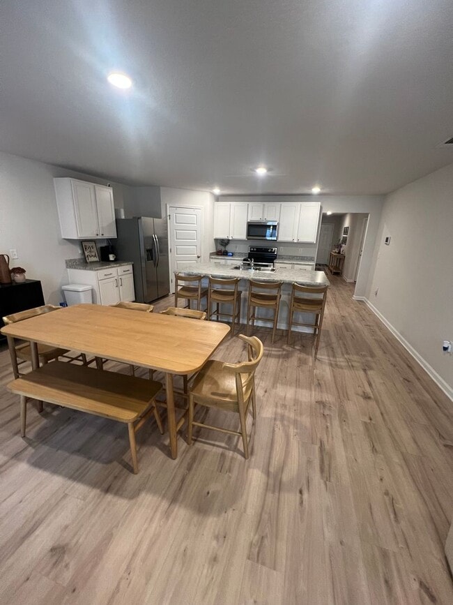 Building Photo - Woodlands 4 bed 2 bath gem !