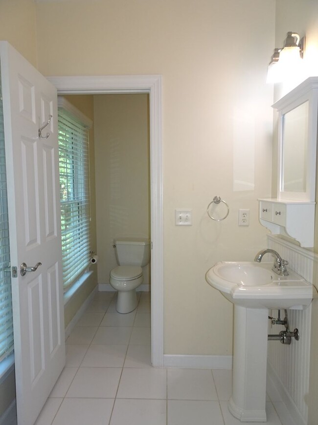 Building Photo - 4 Bedroom 3.5 bathroom Rental Home in Ford...