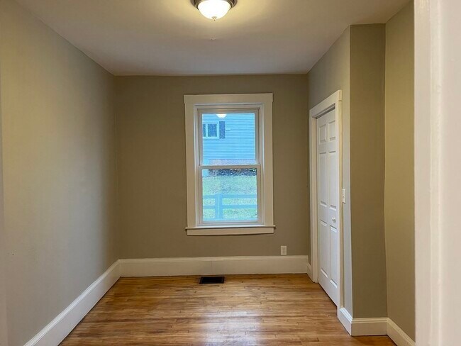 Building Photo - 48 Bartley St