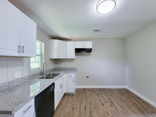 Building Photo - RECENTLY REMODELED 3 BEDROOM LEASE HOME