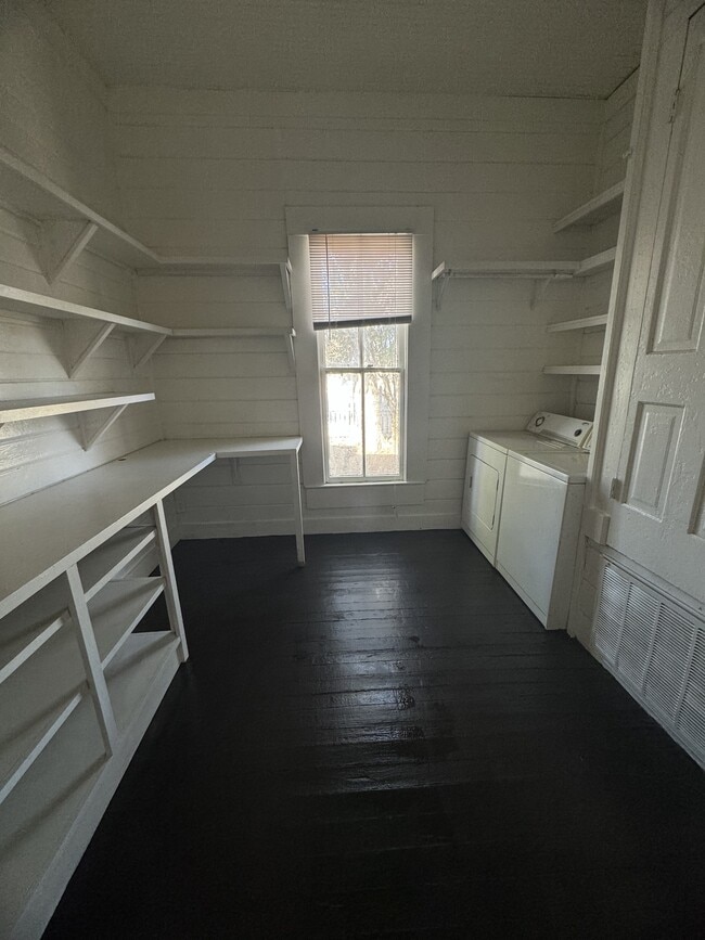 Building Photo - 302 N Burleson St