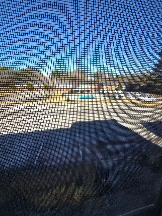 Building Photo - 2 bedroom 1.5 bath condo now available for rent in Dalton, Ga