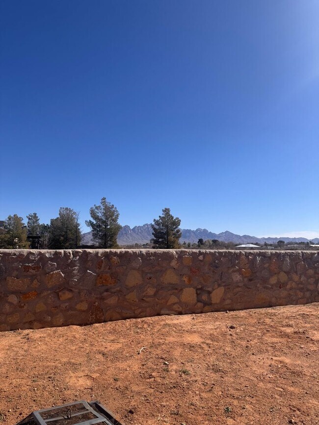 Building Photo - Beautiful newer townhome with Mountain View’s