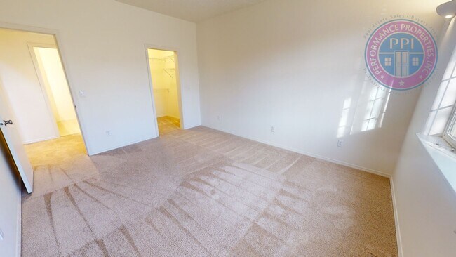 Building Photo - Updated Townhome with Detached Garage! Close to Shops & Restaurants