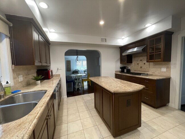 Building Photo - 432 N Gardner St