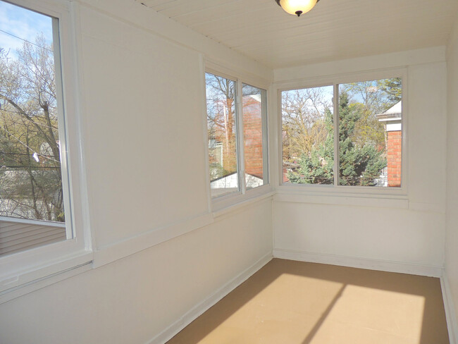 Building Photo - Renovated 3 Bed - 1.5 Bath Colonial for Rent!