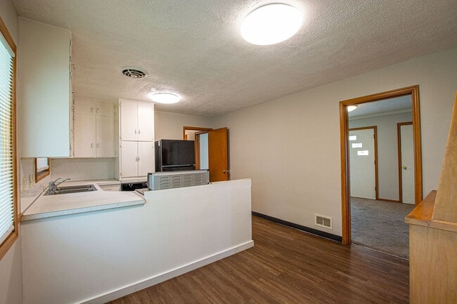 Building Photo - Extremely Spacious 2 Bedroom / 1 Bath Home