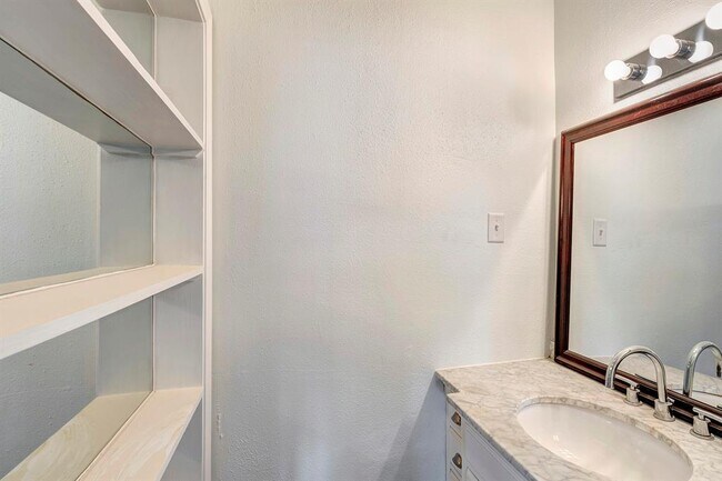 Building Photo - 1715 Moritz Dr