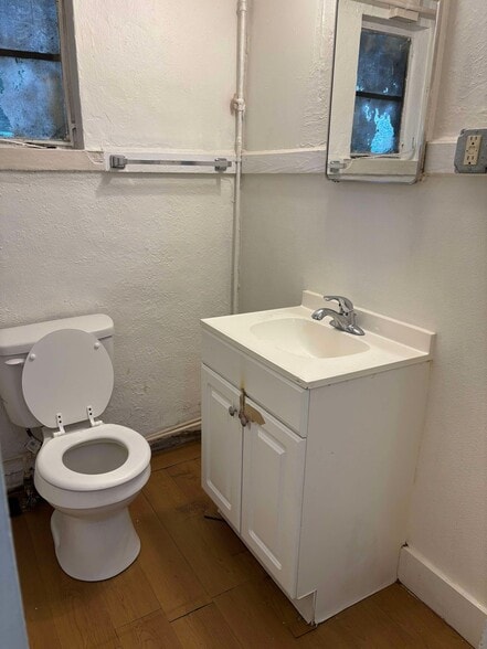 Sink/Toilet - 1728 Telfair St
